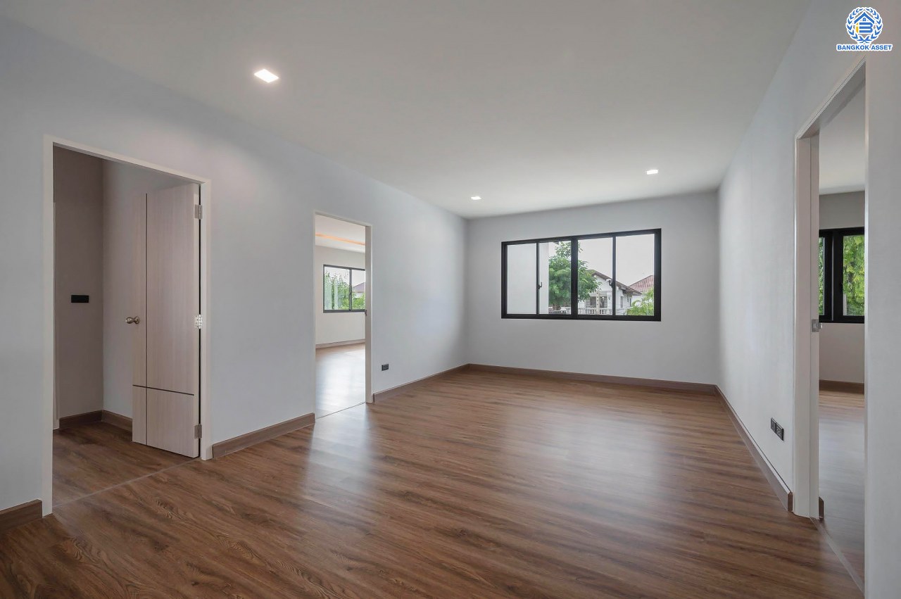 บ้านเดี่ยวฟิลคฤหาสน์มือสองตกแต่งใหม่ แบรนด์ LH ดีไซน์สุดหรูหรา โครงการ ลดาวัลย์ ปิ่นเกล้า เนื้อที่ 178.6 ตร.ว. บนพื้นที่ใช้สอยถึง 651.84 ตร.ม. ฟังก์ชันจัดเต็ม 5 ห้องนอน 7 ห้องน้ำ  1 ห้องแม่บ้าน จอดรถได้ถึง 3 คัน ทำเลศักยภาพติดถนนบรมราชชนนี เชื่อมต่อหลายเส้นทาง ใกล้มหาวิทยาลัยมหิดล และเซ็นทรัลศาลายา